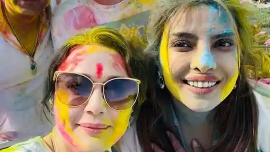 Priyanka Chopra & Preity Zinta chills on Holi bash in Los Angeles