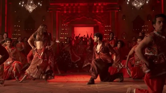 Sun Sajna: Satyaprem Ki Katha song features the incredible garba skills of Kartik Aaryan and Kiara Advani