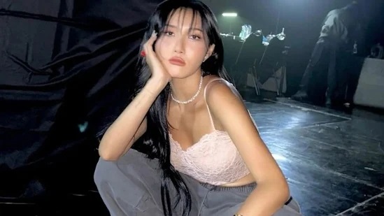 Police complaint filed against MAMAMOO’s Hwasa for public indecency in concert, agency reacts
