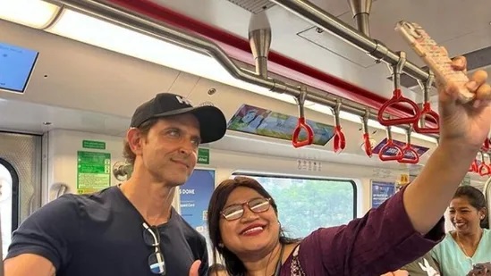 Hrithik Roshan opts for the metro and takes photos with fellow commuters