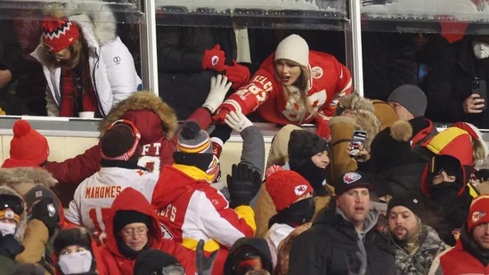Taylor Swift Celebrates with Chiefs Fans, Exchanging High-Fives at Boyfriend Travis Kelce’s Game